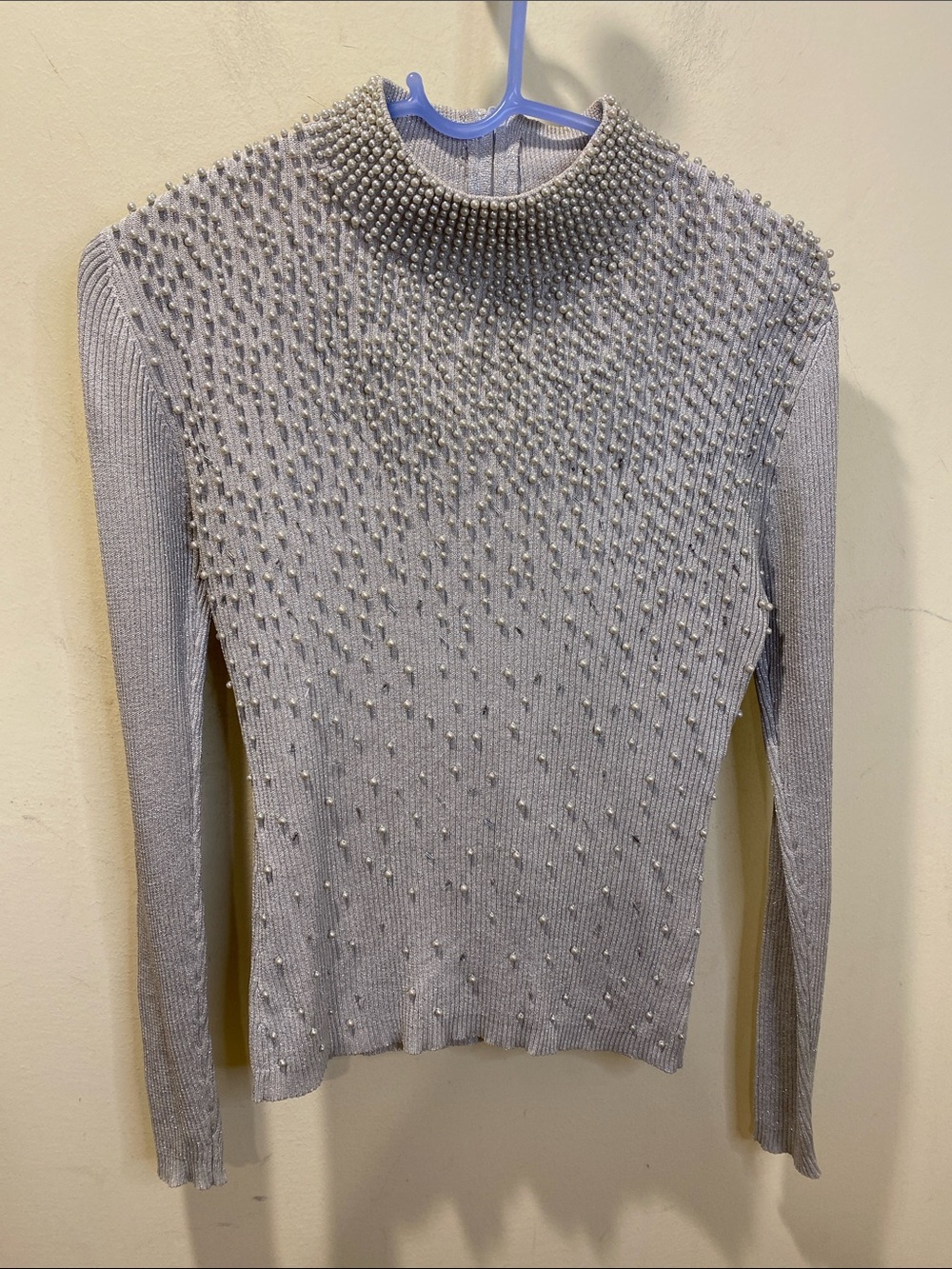 BELDINI Pearl-Beaded Knit Top in Light Gray SZ M